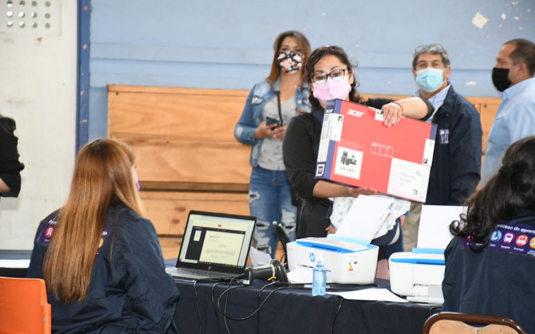 Cerca de 600 estudiantes de Los Andes reciben computadores del Programa Becas TIC de Junaeb