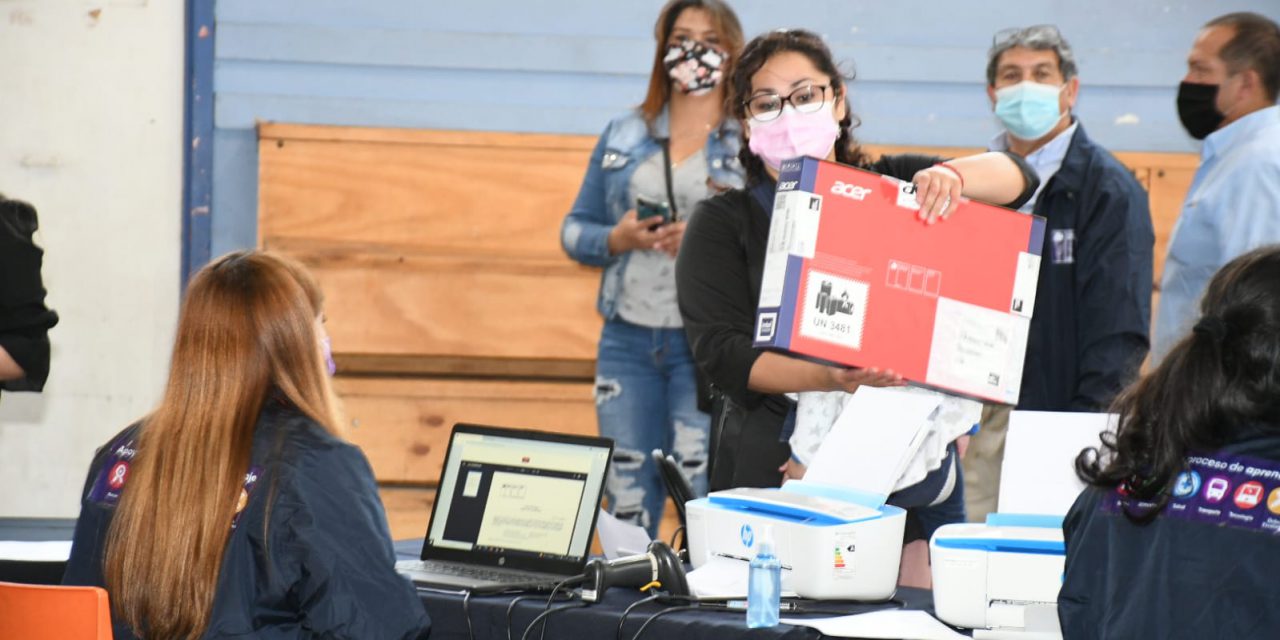 Cerca de 600 estudiantes de Los Andes reciben computadores del Programa Becas TIC de Junaeb