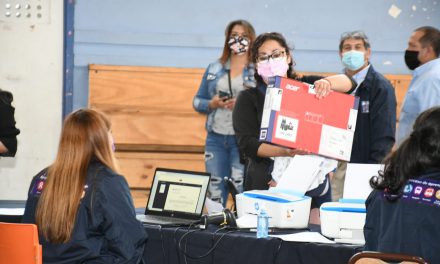 Cerca de 600 estudiantes de Los Andes reciben computadores del Programa Becas TIC de Junaeb