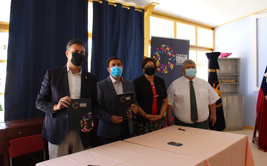 Estudiantes del Liceo Técnico Amancay podrán convalidar ramos en CFT Estatal