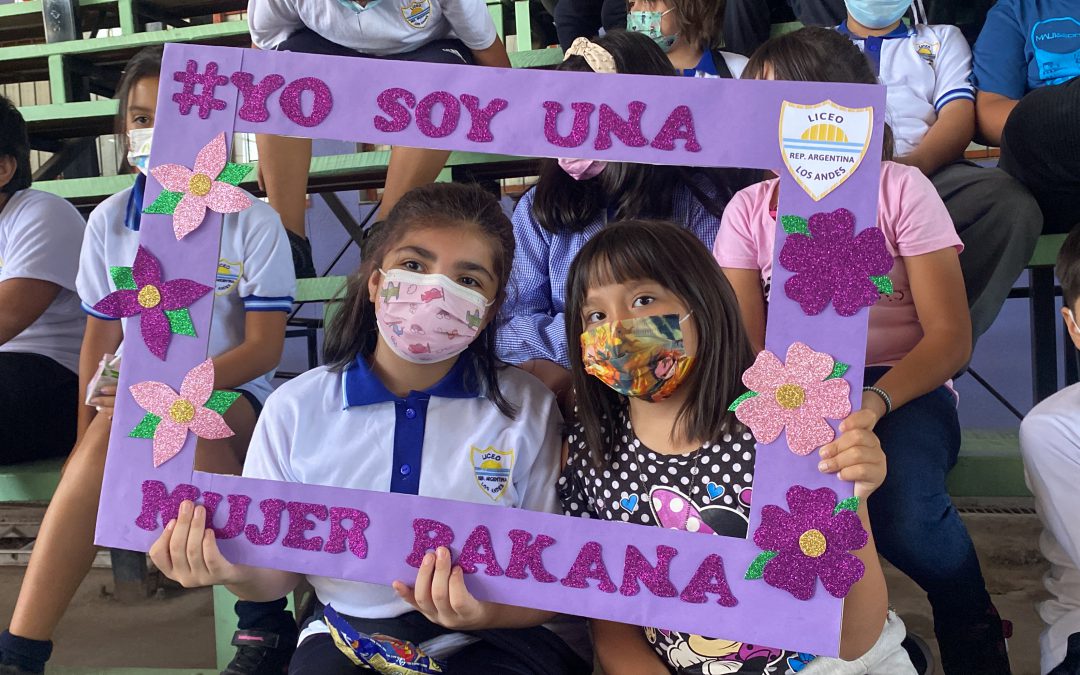Personificando a grandes personalidades de la historia, el Liceo República Argentina conmemoró el Día Internacional de la Mujer