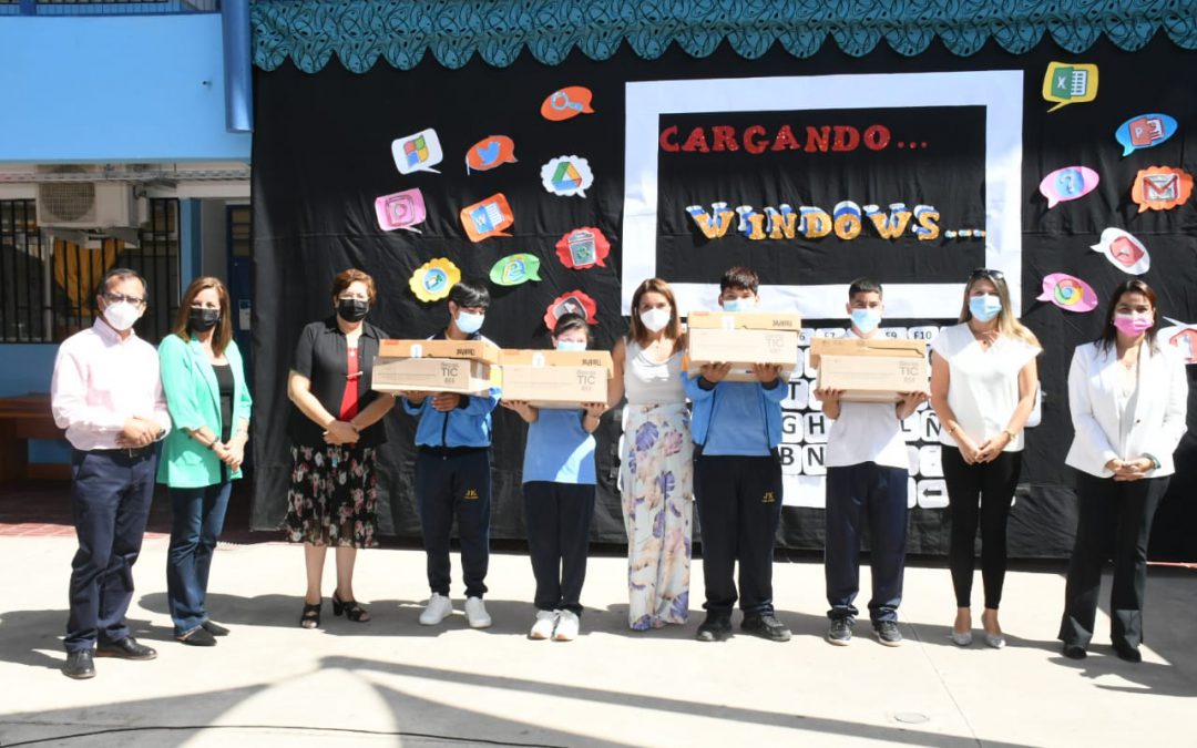 Estudiantes con necesidades educativas especiales de Los Andes reciben computador de parte de JUNAEB