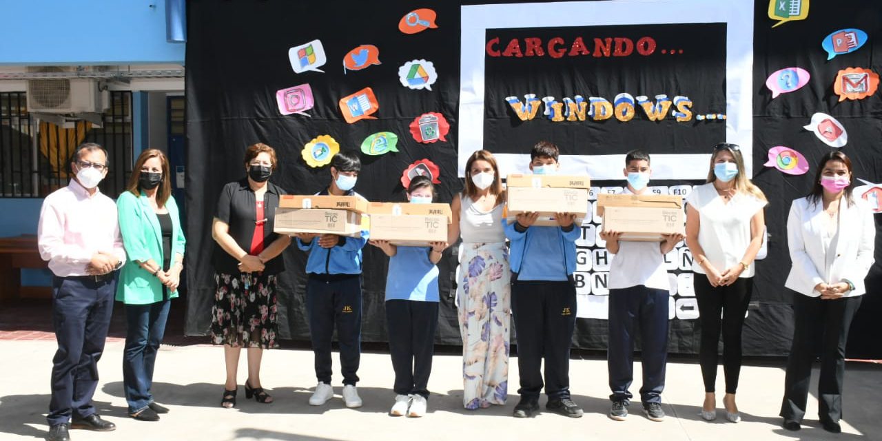 Estudiantes con necesidades educativas especiales de Los Andes reciben computador de parte de JUNAEB