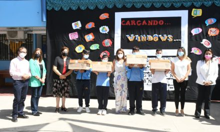 Estudiantes con necesidades educativas especiales de Los Andes reciben computador de parte de JUNAEB