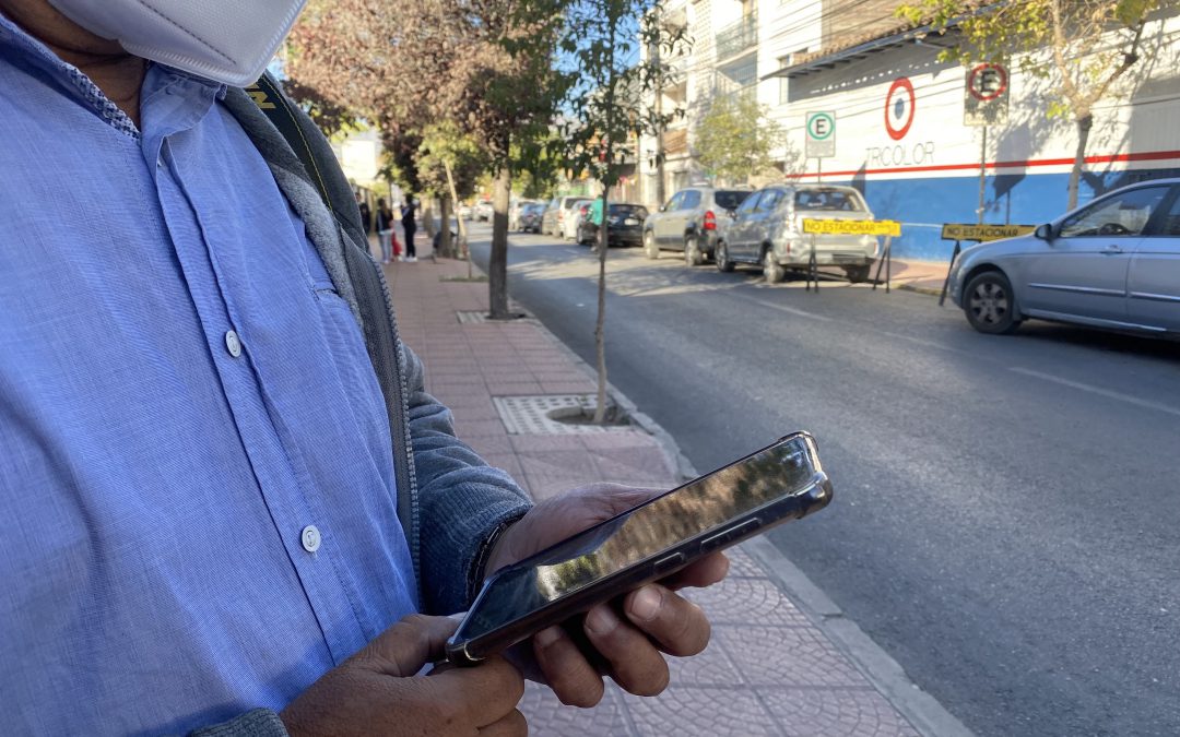En la Biblioteca Municipal, personas mayores actualizan sus conocimientos en taller de uso del “smartphone”