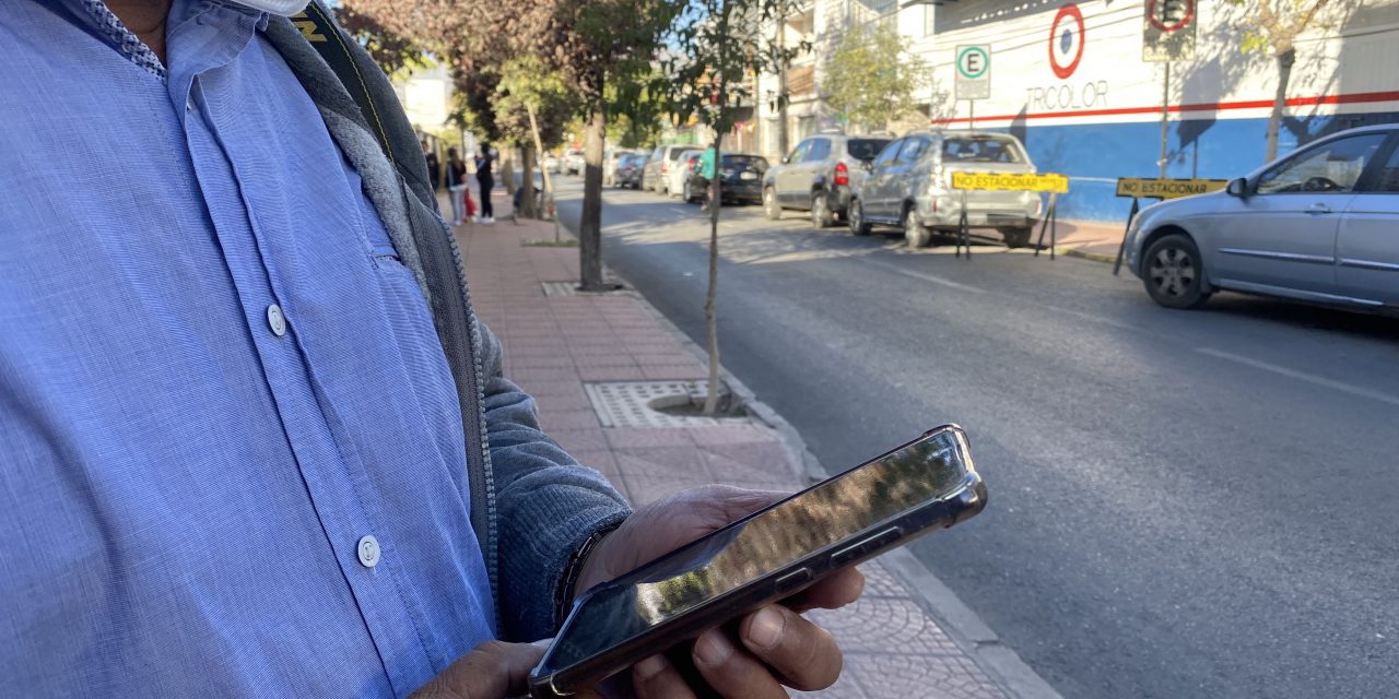 En la Biblioteca Municipal, personas mayores actualizan sus conocimientos en taller de uso del “smartphone”