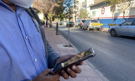 En la Biblioteca Municipal, personas mayores actualizan sus conocimientos en taller de uso del “smartphone”