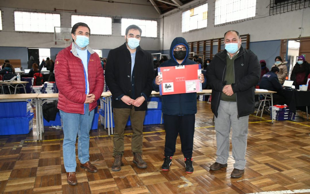 Más de 400 estudiantes de Los Andes reciben computadores del Programa Becas TIC de Junaeb