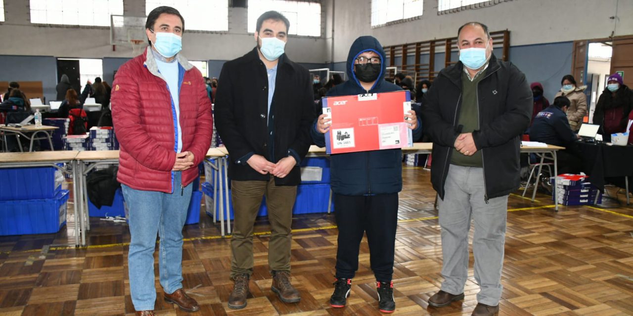 Más de 400 estudiantes de Los Andes reciben computadores del Programa Becas TIC de Junaeb