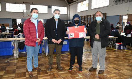 Más de 400 estudiantes de Los Andes reciben computadores del Programa Becas TIC de Junaeb