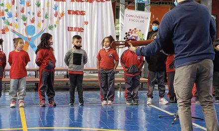 Firmando compromisos de gestión colaborativa, la Escuela Ferroviaria celebró el Día de la Convivencia Escolar