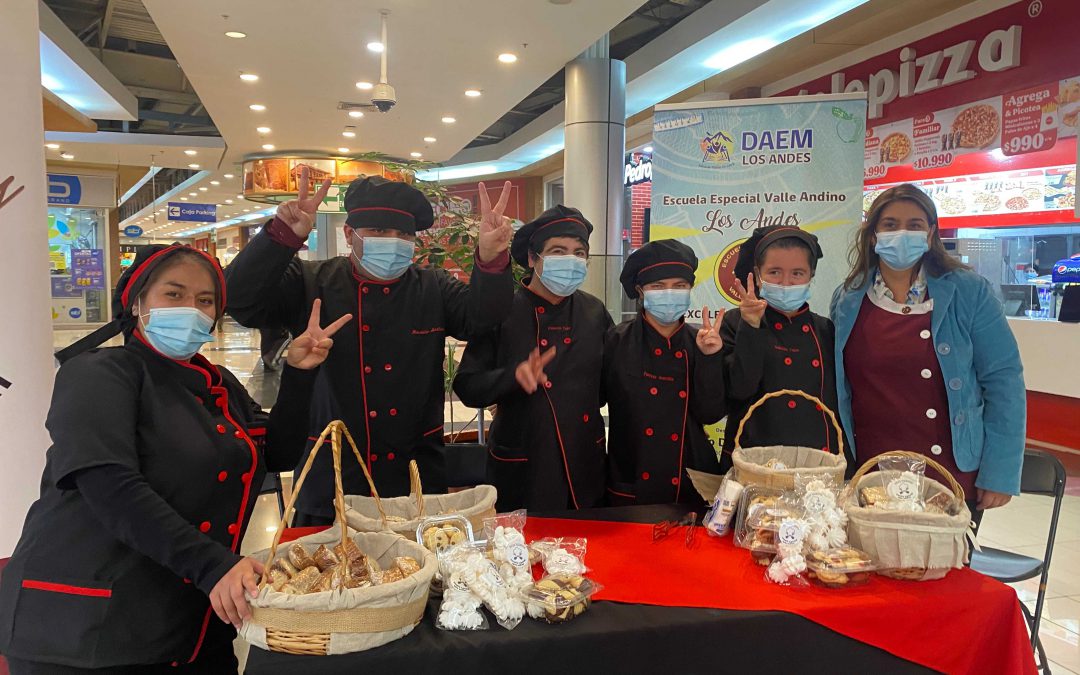 En Escuela Especial Valle Andino retoman actividades presenciales con la venta de ricos productos