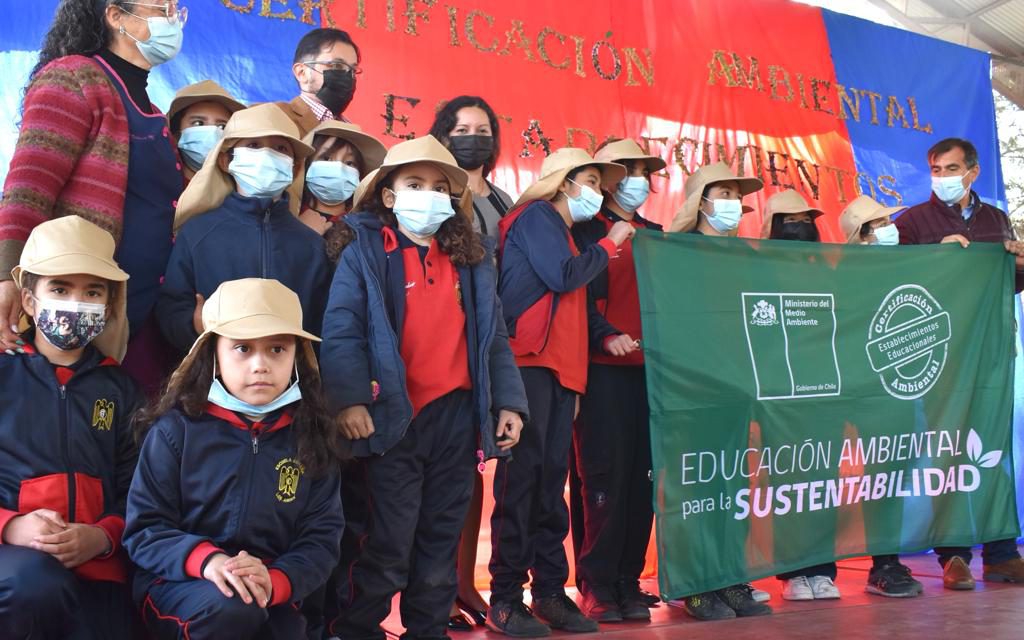 Escuela España y Escuela Ignacio Carrera Pinto son reconocidas por su trabajo fomentando el cuidado al medioambiente