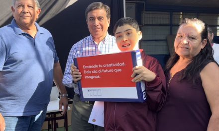 Estudiantes con necesidades educativas especiales de Los Andes reciben computador de las Becas TIC de JUNAEB