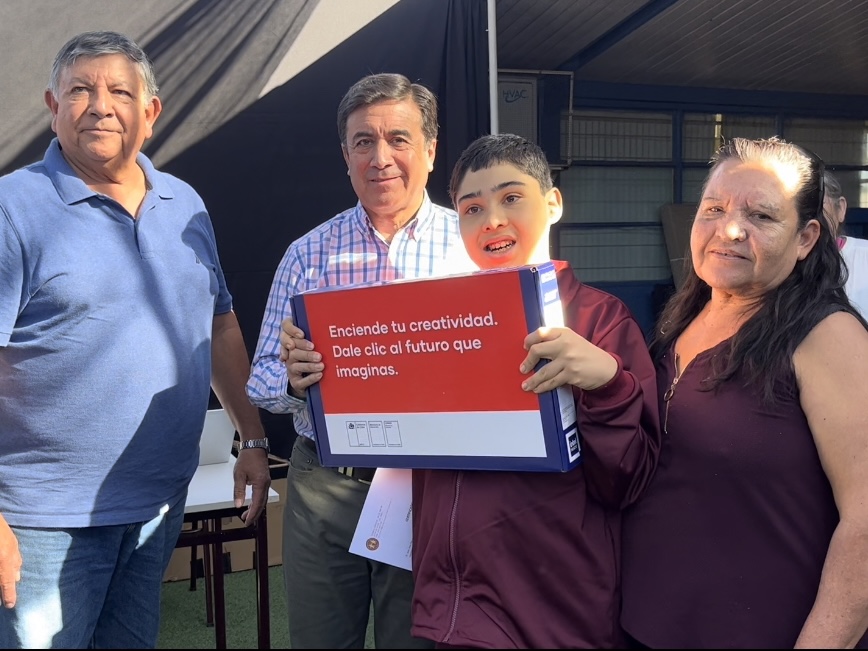 Estudiantes con necesidades educativas especiales de Los Andes reciben computador de las Becas TIC de JUNAEB