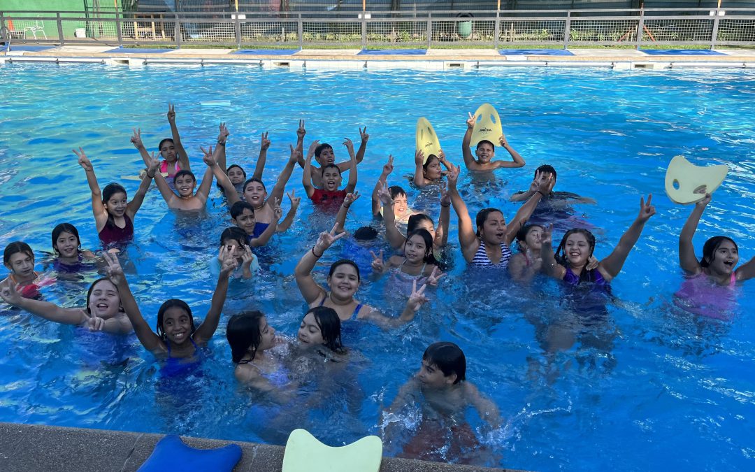 Estudiantes de colegios municipales de Los Andes realizan clases de educación física en la piscina