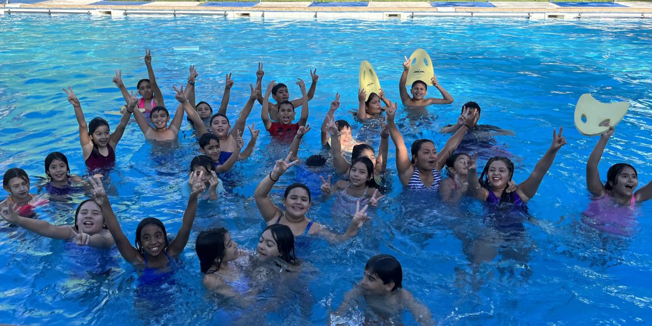 Estudiantes de colegios municipales de Los Andes realizan clases de educación física en la piscina