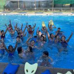 Estudiantes de colegios municipales de Los Andes realizan clases de educación física en la piscina