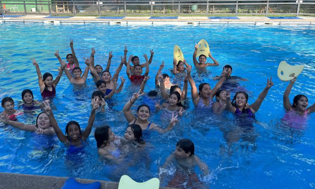 Estudiantes de colegios municipales de Los Andes realizan clases de educación física en la piscina