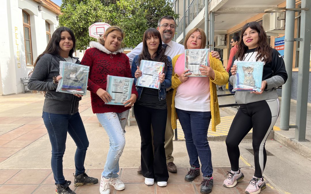 Estudiantes del CEIA Dr. Osvaldo Rojas González reciben útiles escolares de JUNAEB
