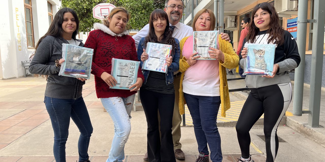 Estudiantes del CEIA Dr. Osvaldo Rojas González reciben útiles escolares de JUNAEB