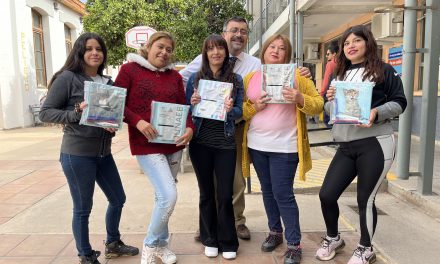 Estudiantes del CEIA Dr. Osvaldo Rojas González reciben útiles escolares de JUNAEB