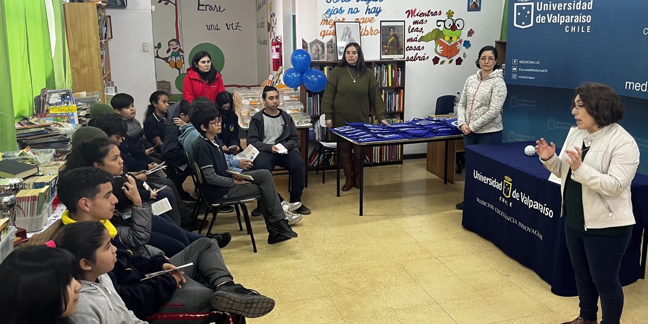 Niños de la Escuela José Miguel Carrera aprenden sobre el mosquito Aaedes Aegypti