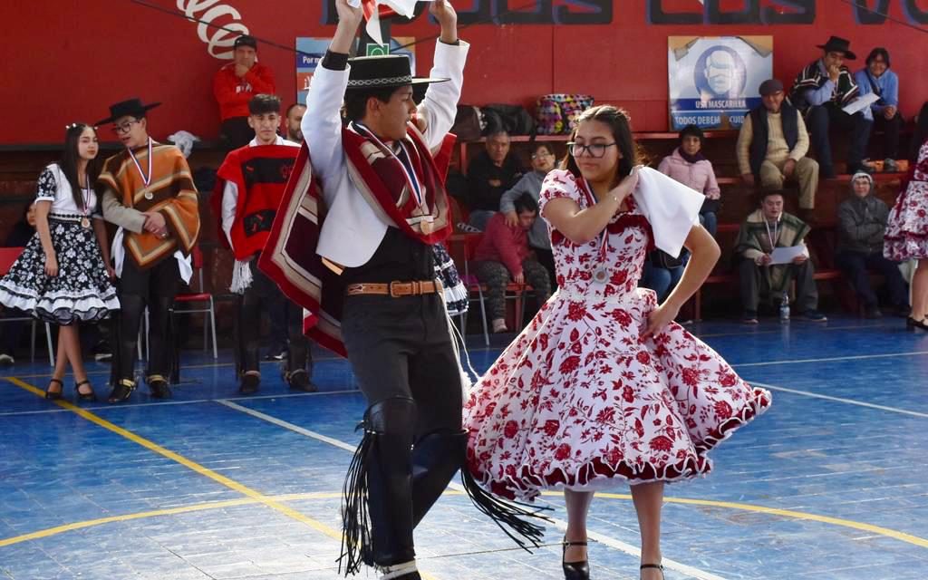 Escolares de Los Andes volvieron a deleitar al público en Campeonato Comunal de Cueca
