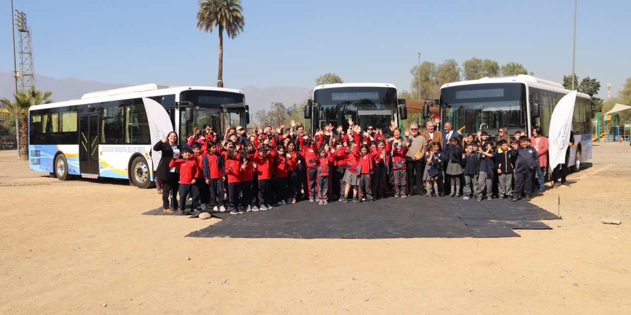 Estudiantes de la educación municipal de Los Andes ya disfrutan de tres nuevos y modernos buses