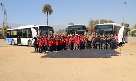 Estudiantes de la educación municipal de Los Andes ya disfrutan de tres nuevos y modernos buses